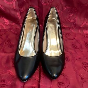 Used Nicole Miller Black Pumps